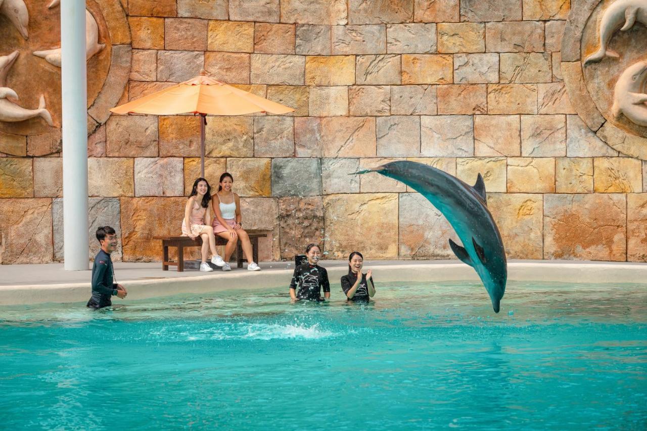 Resorts World Sentosa - Hotel Сингапур Екстериор снимка Dolphin show at Ocean Park