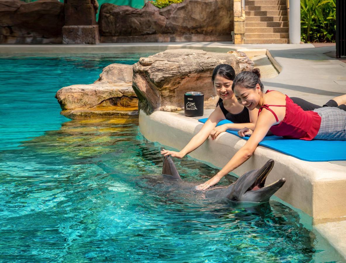 Resorts World Sentosa - Hotel Сингапур Екстериор снимка Dolphin Interaction