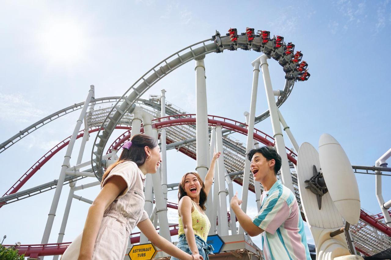 Resorts World Sentosa - Hotel Сингапур Екстериор снимка Visitors at the Dragon roller coaster