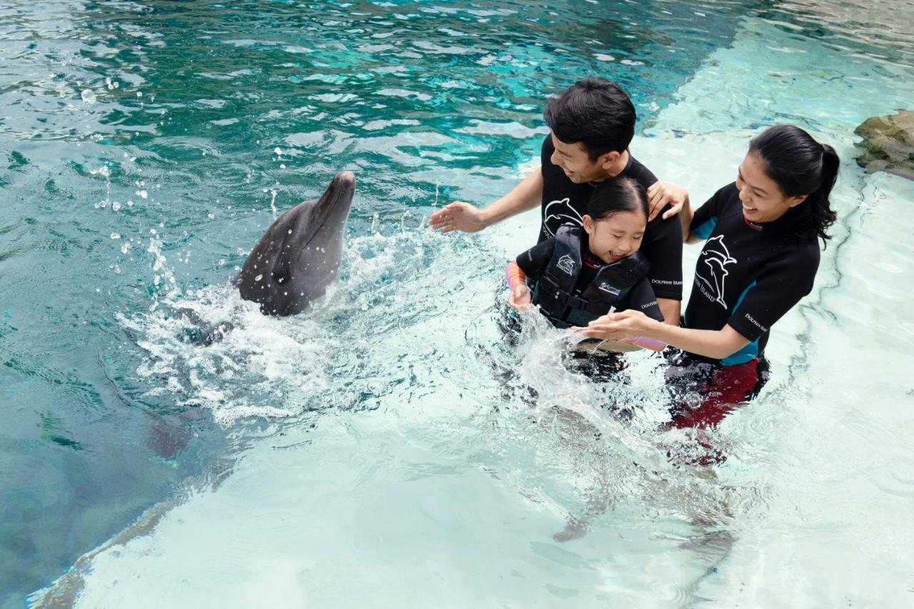 Resorts World Sentosa - Hotel Сингапур Екстериор снимка Dolphin Interaction