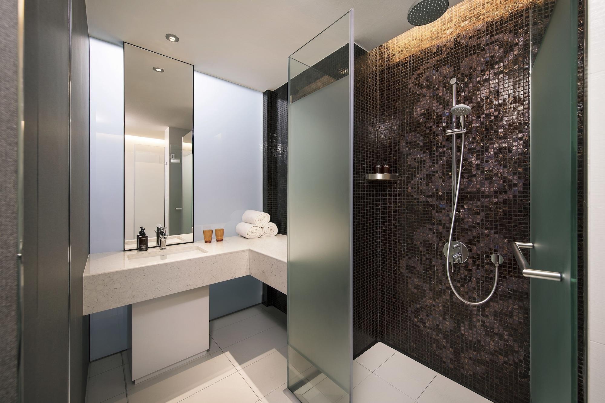Resorts World Sentosa - Hotel Сингапур Екстериор снимка A shower with a sliding door