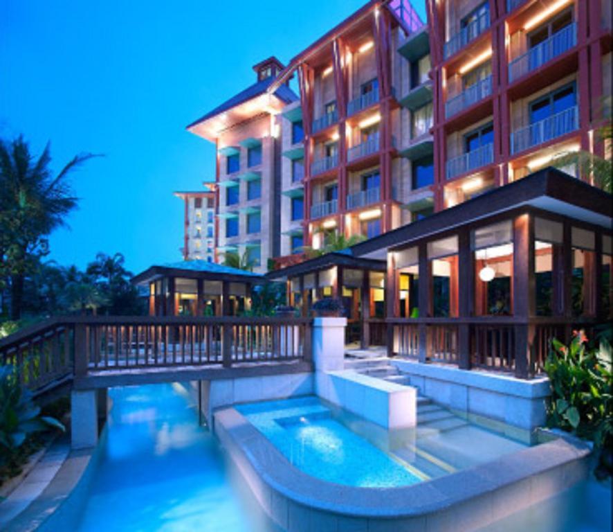 Resorts World Sentosa - Hotel Сингапур Екстериор снимка The hotel at night