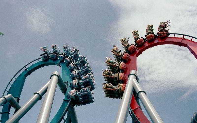 Resorts World Sentosa - Hotel Сингапур Екстериор снимка The two trains of the Dragon roller coaster