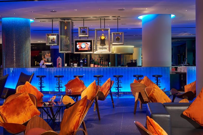 Resorts World Sentosa - Hotel Сингапур Екстериор снимка The bar at the hotel